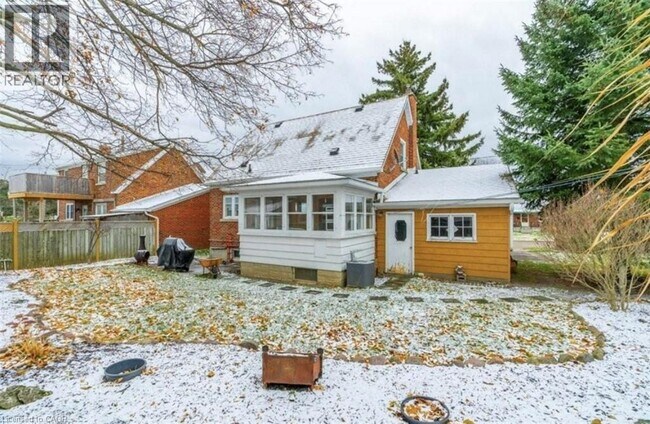 Photo - 166 Sydney St S