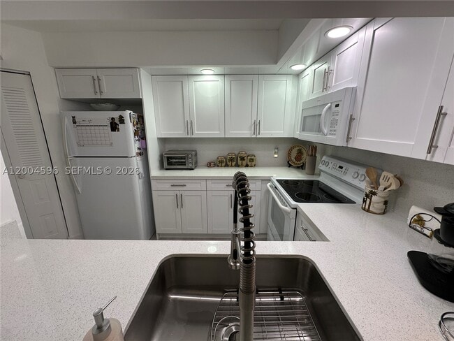 Building Photo - 12650 SW 6th St Unit 412K