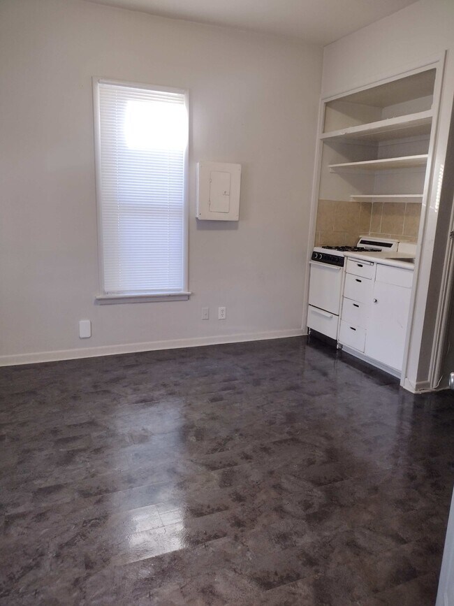 910 W 8th St Unit 2