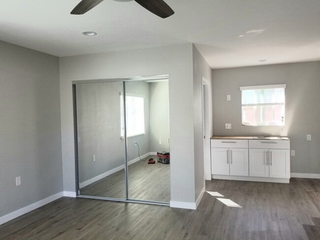 Building Photo - 5013 Studio