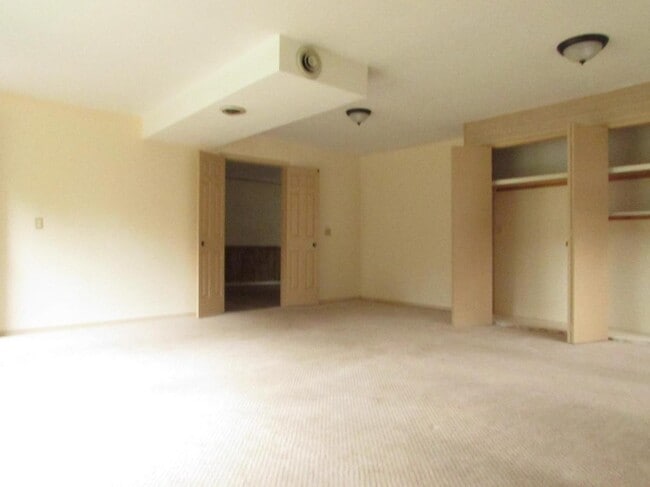 Large Living Room - 715 Witter St
