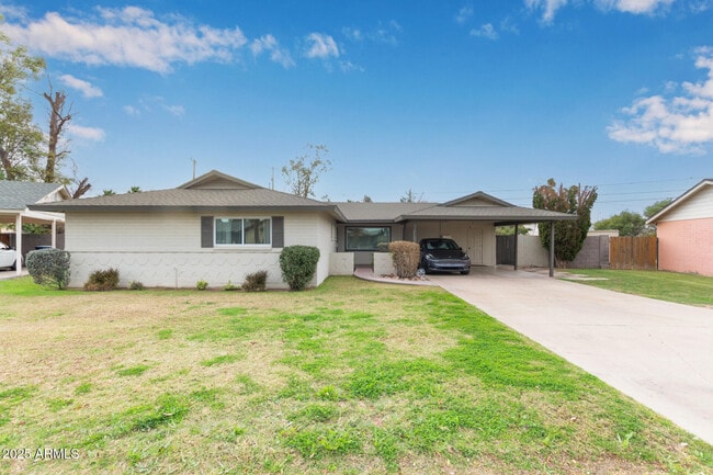 Building Photo - 627 W 16th St