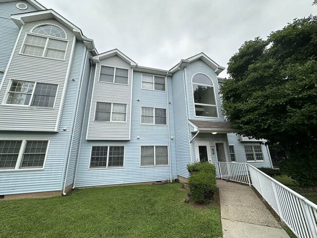 Building Photo - 2 bedroom, 1 bathroom Rental