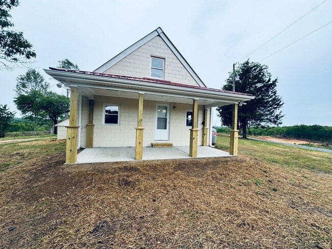 Building Photo - Adorable Home/Country setting