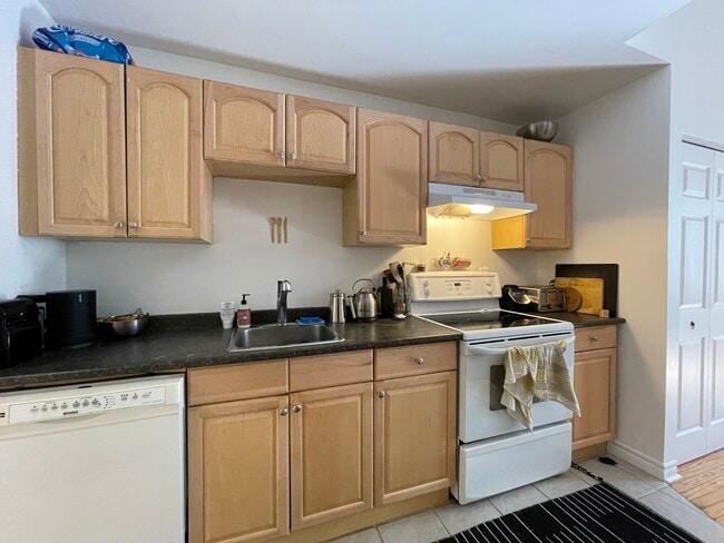 Photo - 53 Homewood Av Unit Downtown one bedroom
