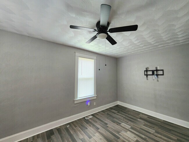 Photo - 3605 Killam Ave