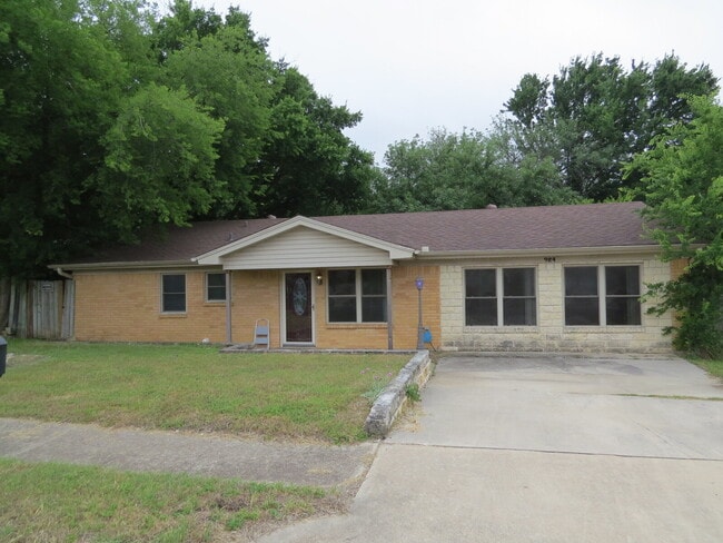 Building Photo - Welcome home to this adorable 3-bedroom, 2-bathroom house designed with comfort and style in mind!