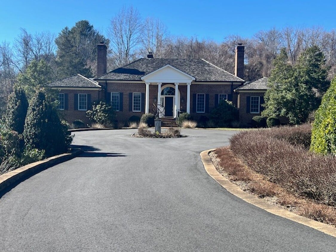 Photo - 935 Garth Road - Spacious Inglecress home!