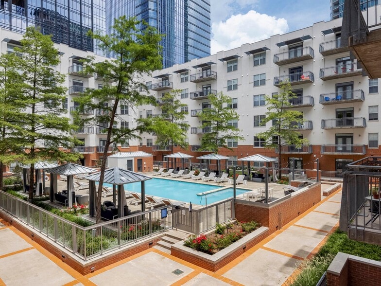 Downtown_amenity_pool (1)