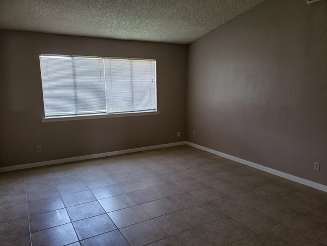 Photo - 1477 Hampton Way