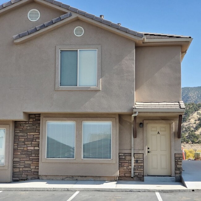 Modern Townhouse with Mountain View - Modern Townhouse with Mountain View