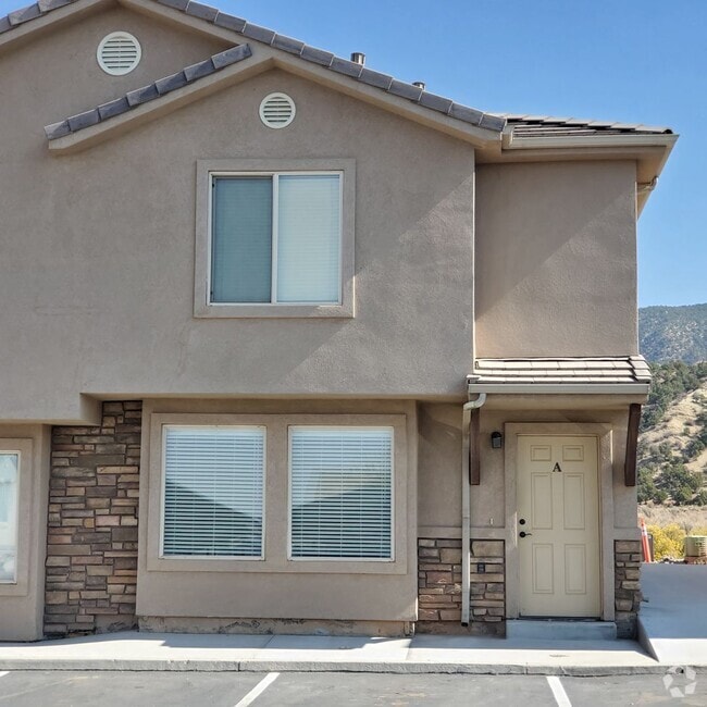 Building Photo - Modern Townhouse with Mountain View