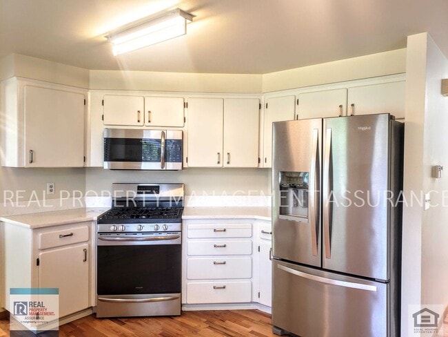 Photo - Charming 3 Bedroom Home With A 2 Car Garage!!