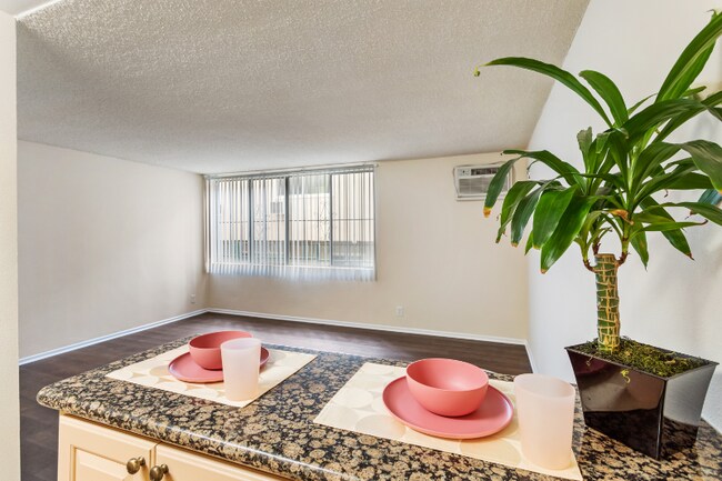 Photo - 947 W 30th St Unidad TBD