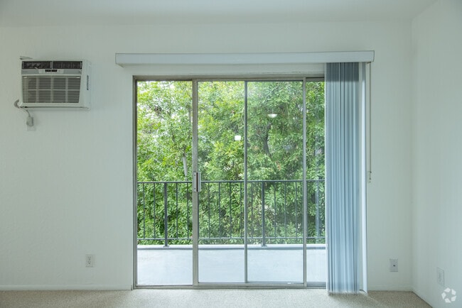 2BR, 2BA - 1725 Camino Palmero St, Los Angeles, CA 90046