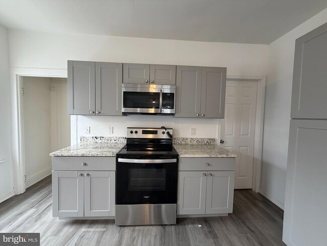 Photo - 731 E 4th St