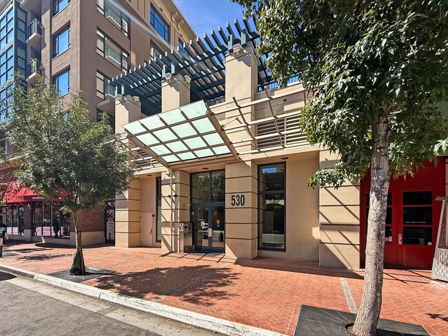 Building Photo - Modern Downtown Condo – 2BR/1BA in the Hea...