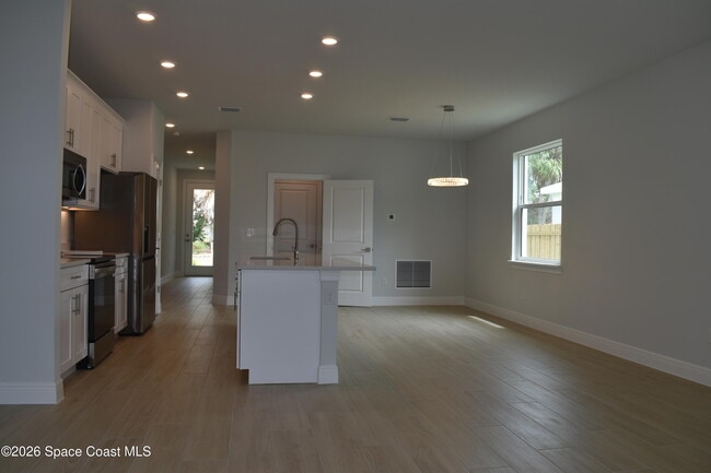 Photo - 406 Grove Ln