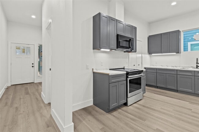 Photo - 8129 Hoffman St