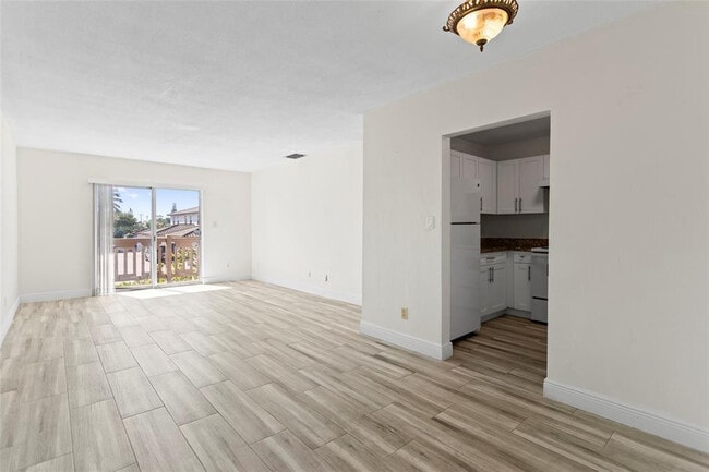 Building Photo - 493 NW 43rd St Unit 8