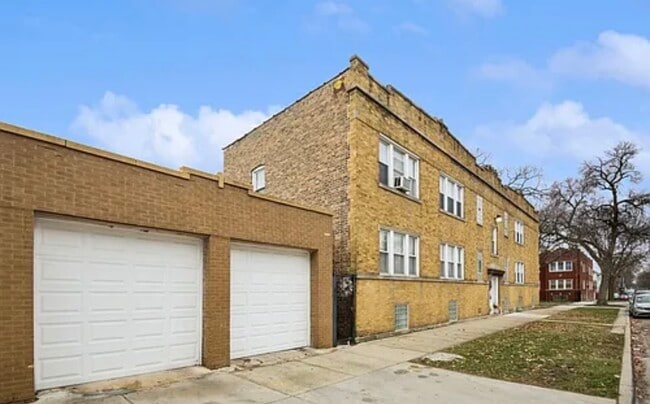 Building Photo - 5021 W Belden St Unit 2W