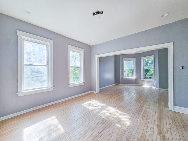 Building Photo - 3228 W Beach Ave Unit #3