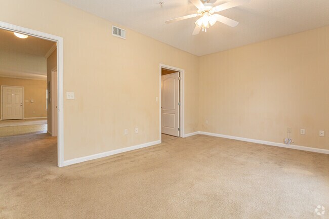 1BR, 1BA - 900 SF