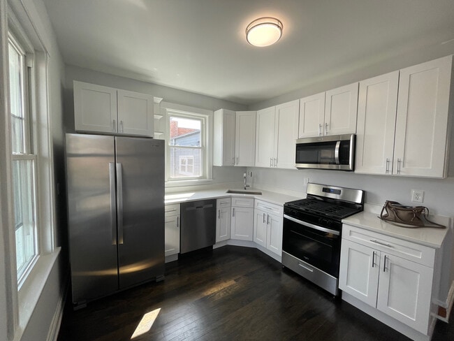 Building Photo - 4737 N Maplewood Ave Unit 2