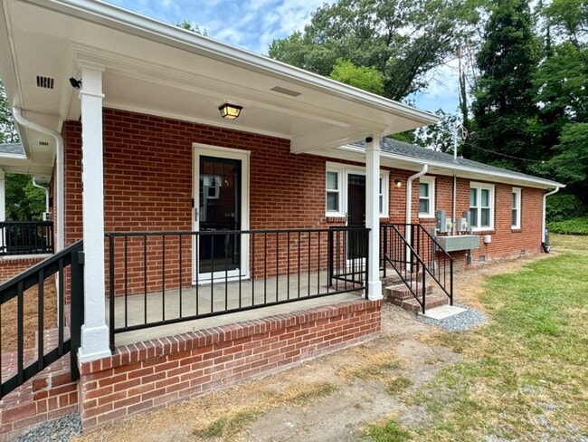 Building Photo - 1008 Hampton St Rental