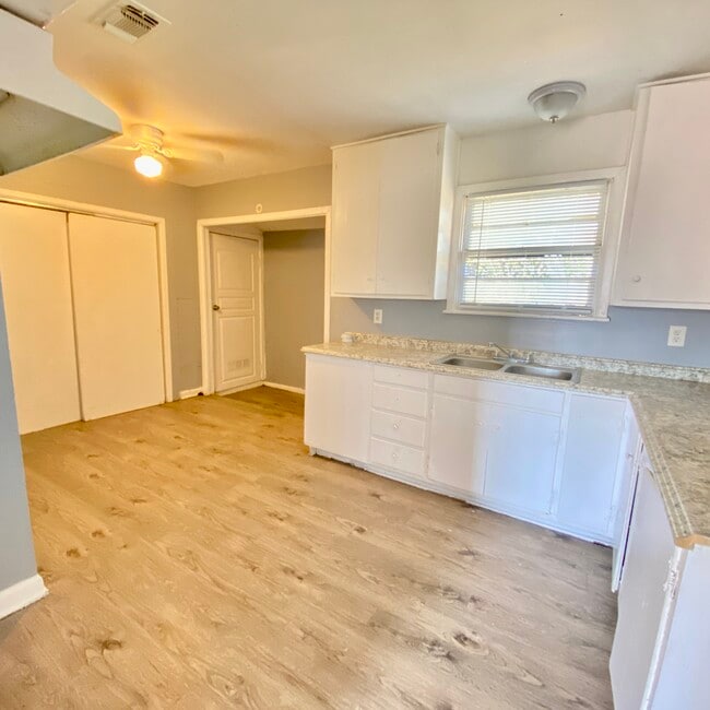 Photo - 1809 E 2nd St