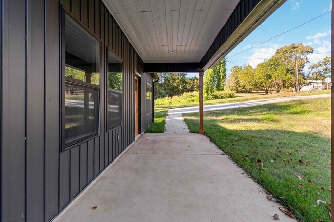 Photo - 1005 Midnight Rd