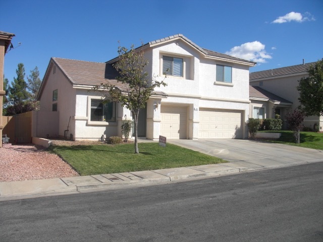 FRONT W/ 3 CAR GARAGE - 20 Woodcarver St Casa