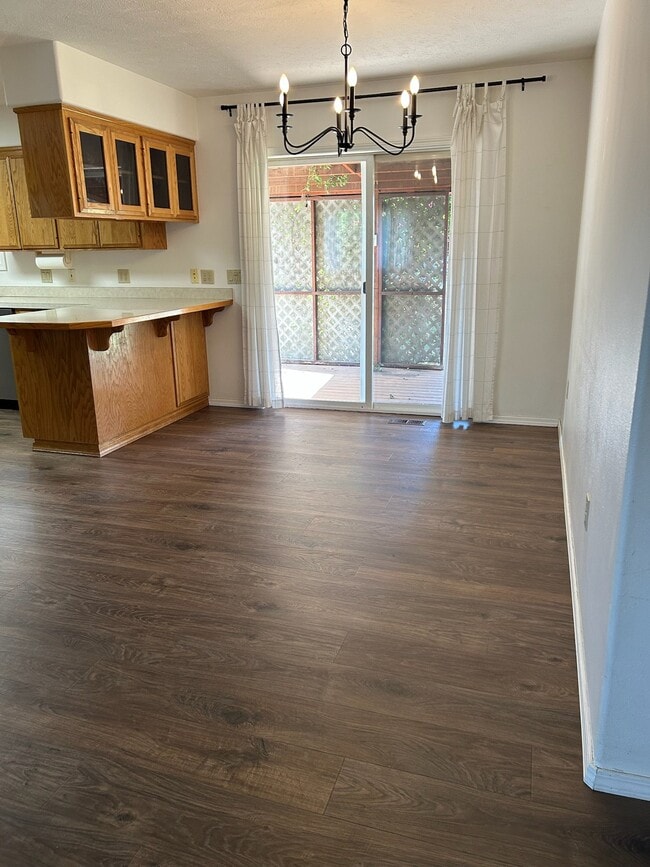 Photo - 654 Maple Pl
