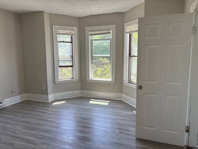 Building Photo - 107 Heath St Unit 1