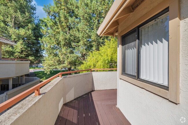 2BR, 1BA - 850SF - Deck