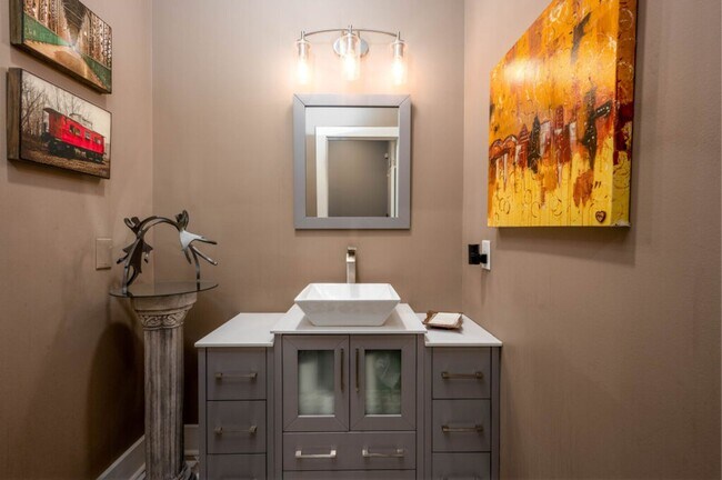 Photo - Amazing 2 bd 2.5 bath 2200 Sq ft breathtak... Unit 402