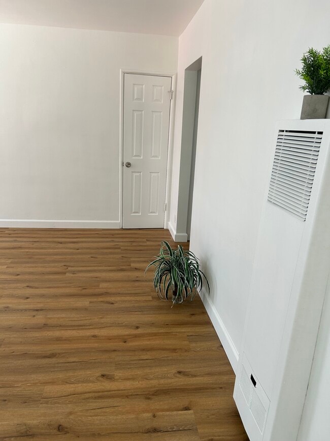 Living room - 1156 N Ardmore Ave Unit #1