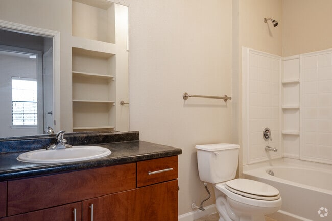 1BR, 1BA - 648SF