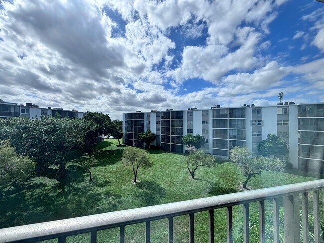 Photo - 8740 N Sherman Cir Unit 405