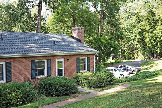 Building Photo - Move-in Ready Ivy Apartment Unit 2