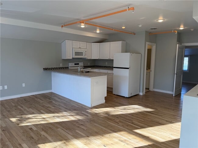 Photo - 125 W Market St