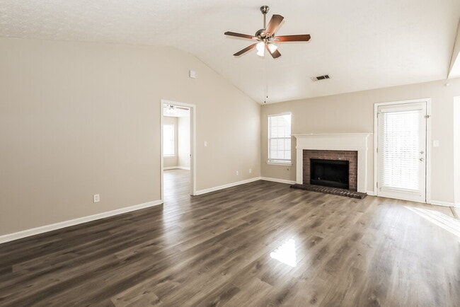 Photo - 939 Maple Leaf Ridge