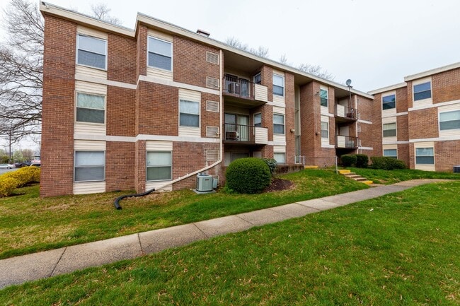 Building Photo - Looking for a 2 bedroom (1 bed w Den/additional small bedroom) Unit T1