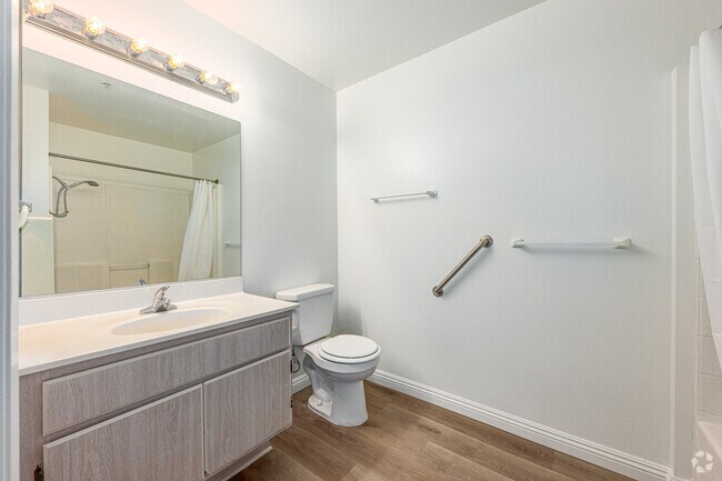 1BR, 1BA - 600SF - Bathroom