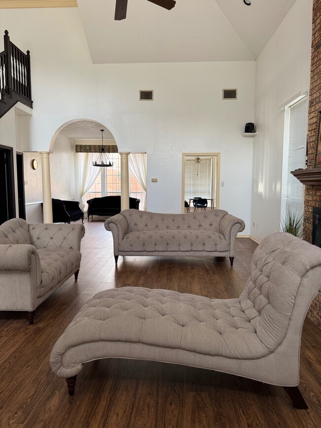 Photo - Room in House on Lakepointe Ave