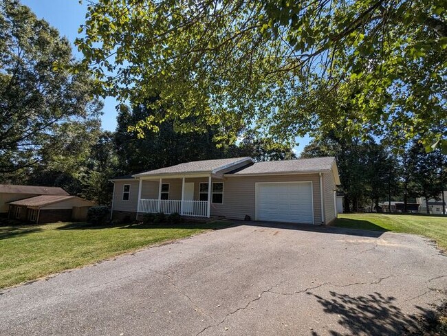Building Photo - 3BD/2BA Home in Hickory