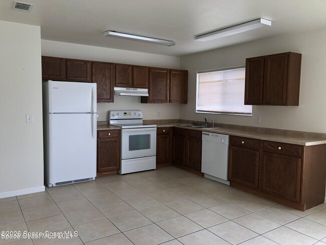 Photo - 2140 Clover St NE