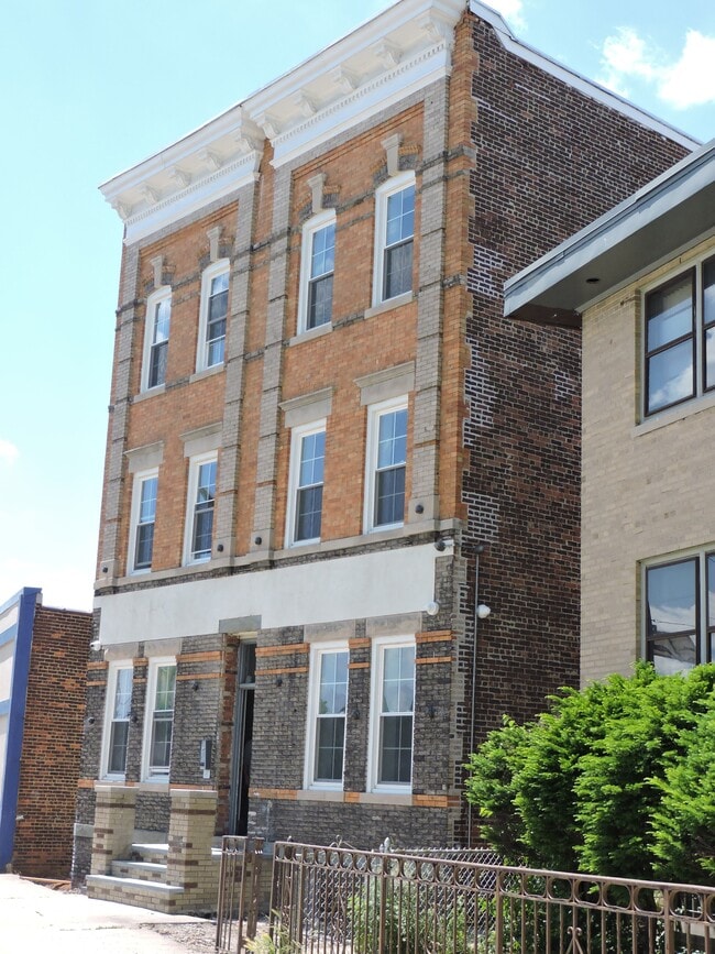 Building - 3539 Kennedy Blvd