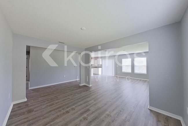Photo - 1010 Kaye St E