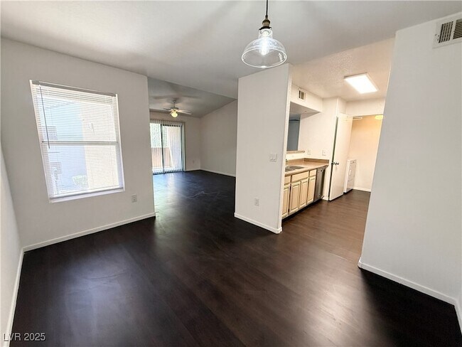 Photo - 555 E Silverado Ranch Blvd Unidad 2151 Rental